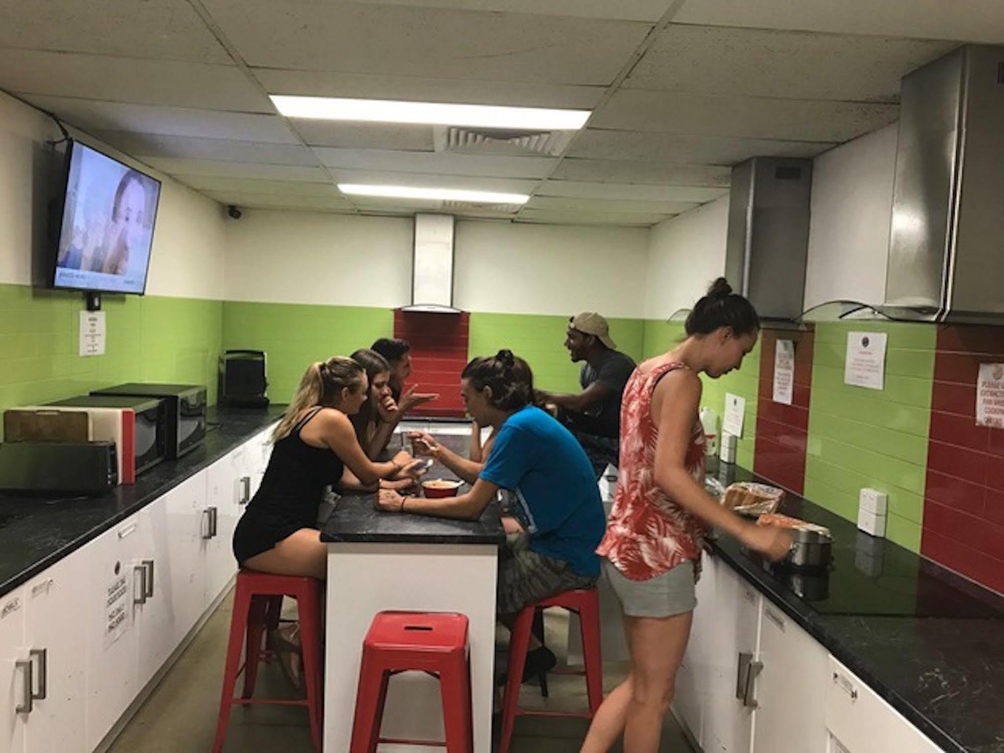 Down Under Hostels Gold Coast Bagian luar foto